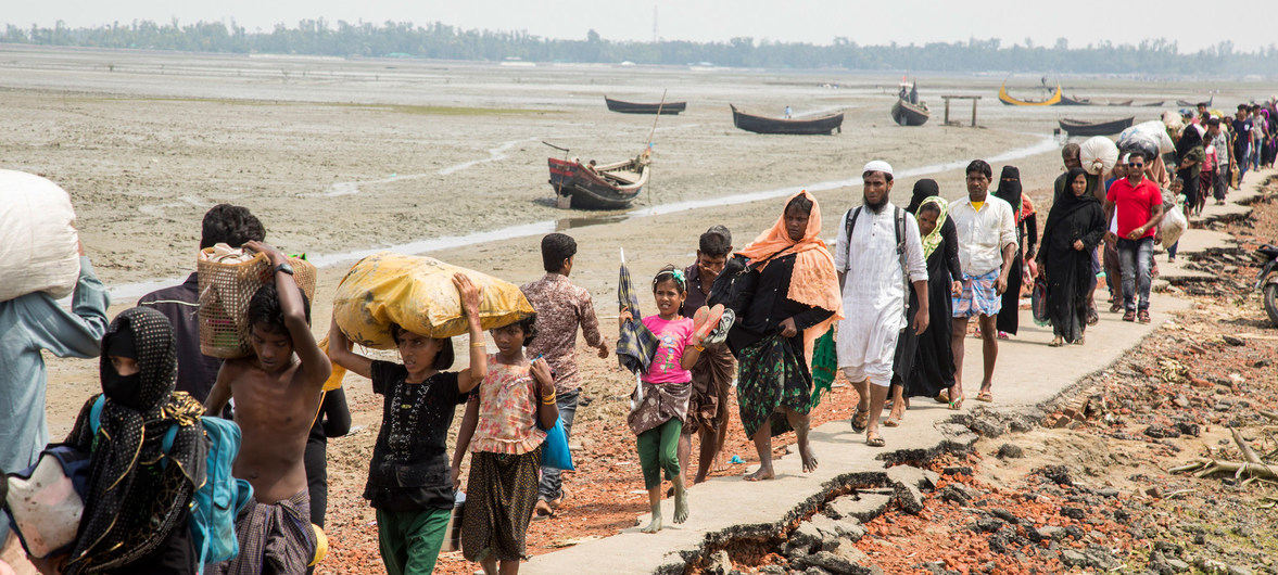 Taking o<em></em>nly what they can carry, thousands of Rohingyas flee the violence in Myanmar's northern Rakhine State and seek shelter in the Bangladeshi border district of Cox's Bazar. 