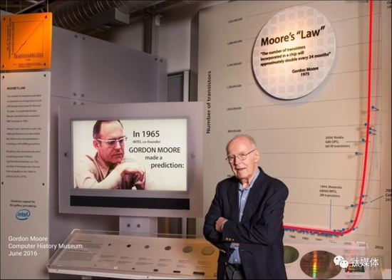 2016年1月3日，戈登·摩尔 86岁生日活动时，他站在计算机历史博物馆“摩尔定律”面前接受媒体拍摄（来源：道格拉斯）