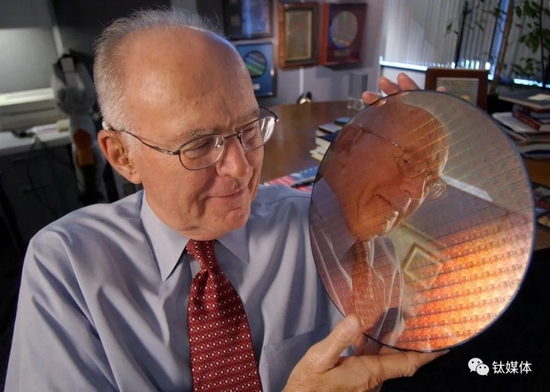 图片来源：摩尔定律（Moore’s Law）提出者英特尔创始人戈登·摩尔展示晶圆（图片来源：AP）