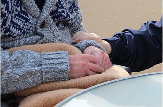 护理不足和忽视导致养老院居民之间的冲突