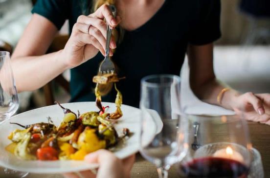 这项研究提供了关于晚餐时间和基因如何影响个人血糖的见解