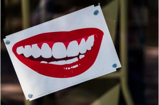 舌头和嘴唇穿孔可能会损伤牙齿和牙龈
