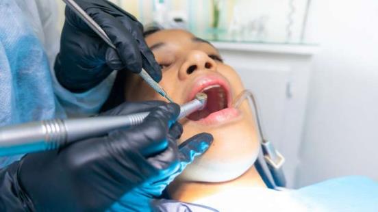 口腔专家指出，牙科系统失灵的儿童急需改变