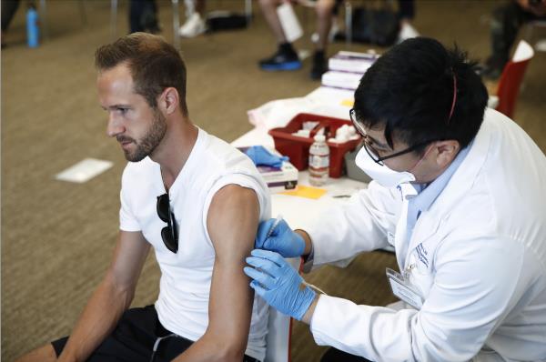 Man receiving mo<em></em>nkeypox vaccine un summer arm