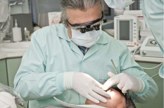 研究表明，牙医应该给高危患者服用抗生素，以帮助预防危及生命的心脏感染