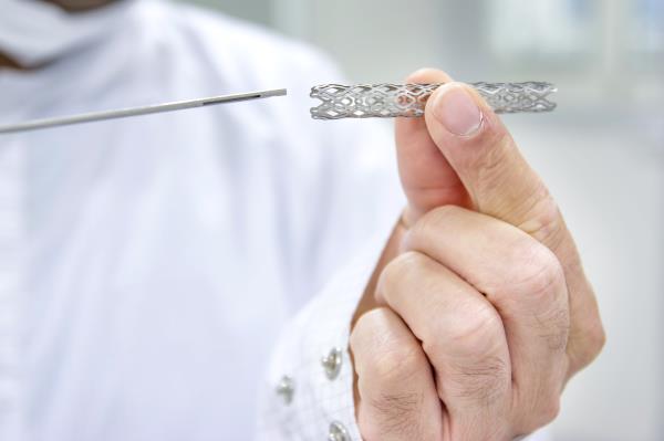 Person holding a stent
