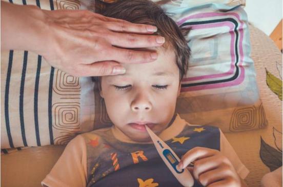 当你的孩子病毒性发烧时，该做什么，不该做什么