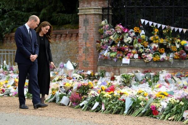 威廉王子和凯特·米德尔顿观看向女王伊丽莎白二世献上的鲜花