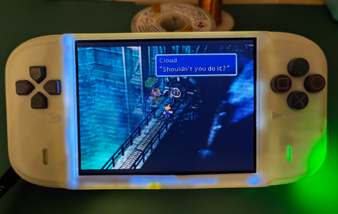 真正意义的PSP 高玩将PS游戏机魔改成可玩掌机大小